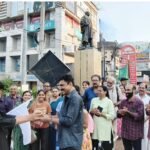 dr അച്യുത് ശങ്കർ യാത്രക്യാപ്റ്റൻ പ്രതാപ് കിഴക്കേമഠത്തിന് മാമ്പഴം നൽകി യാത്രയുടെ പ്രതീകാത്മകമായ തുടക്കം കുറിച്ചു.