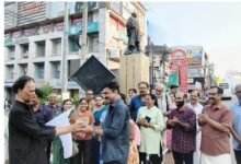 dr അച്യുത് ശങ്കർ യാത്രക്യാപ്റ്റൻ പ്രതാപ് കിഴക്കേമഠത്തിന് മാമ്പഴം നൽകി യാത്രയുടെ പ്രതീകാത്മകമായ തുടക്കം കുറിച്ചു.