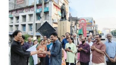 dr അച്യുത് ശങ്കർ യാത്രക്യാപ്റ്റൻ പ്രതാപ് കിഴക്കേമഠത്തിന് മാമ്പഴം നൽകി യാത്രയുടെ പ്രതീകാത്മകമായ തുടക്കം കുറിച്ചു.