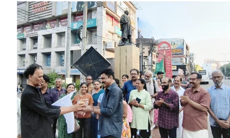 dr അച്യുത് ശങ്കർ യാത്രക്യാപ്റ്റൻ പ്രതാപ് കിഴക്കേമഠത്തിന് മാമ്പഴം നൽകി യാത്രയുടെ പ്രതീകാത്മകമായ തുടക്കം കുറിച്ചു.